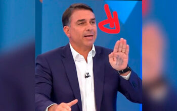 Flávio Bolsonaro imita o pai e leva “cola” na mão para sabatina no Jornal Nacional