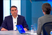 Flávio Bolsonaro não convence ao explicar homenagem a Adriano da Nóbrega