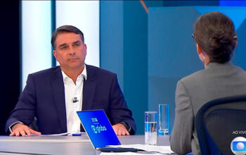 Flávio Bolsonaro não convence ao explicar homenagem a Adriano da Nóbrega