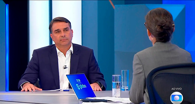 Flávio Bolsonaro não convence ao explicar homenagem a Adriano da Nóbrega