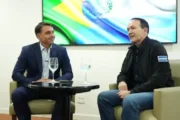 Flávio Bolsonaro se reúne com ministro de Bukele e diz que “tem pouco preso no Brasil”