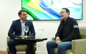 Flávio Bolsonaro se reúne com ministro de Bukele e diz que “tem pouco preso no Brasil”
