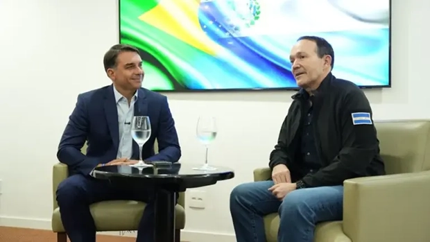 Flávio Bolsonaro se reúne com ministro de Bukele e diz que “tem pouco preso no Brasil”