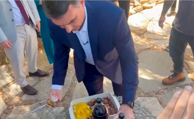 Flávio Bolsonaro serve churrasco a jornalistas e ataca Lula e Moraes