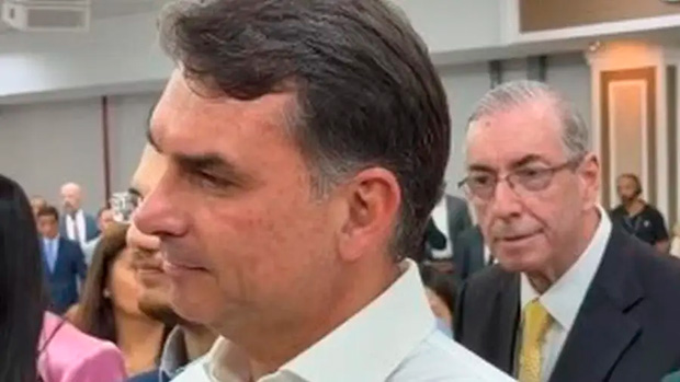 À cata de voto, Flávio chora durante culto de Valdemiro ao lado de Eduardo Cunha