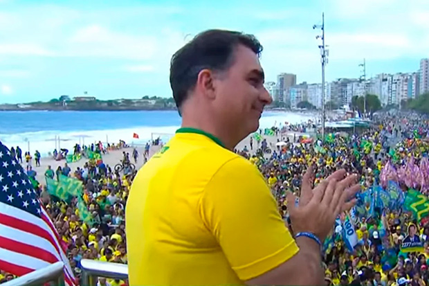 Flávio defende Bolsonaro e fala em negociar com os EUA