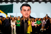Flávio desafia lei eleitoral novamente e volta a usar voz de Bolsonaro em convenção Santa Catarina