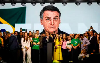 Flávio desafia lei eleitoral novamente e volta a usar voz de Bolsonaro em convenção Santa Catarina