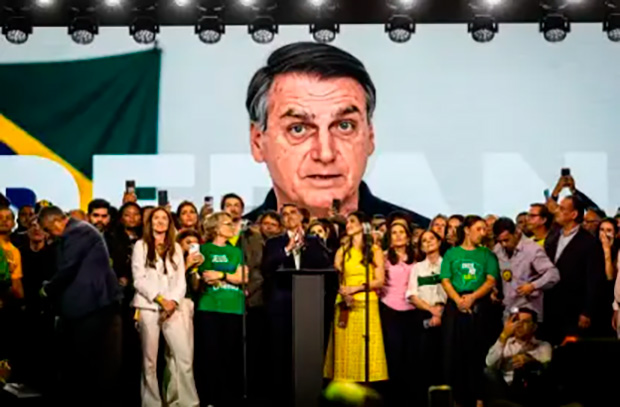 Flávio desafia lei eleitoral novamente e volta a usar voz de Bolsonaro em convenção Santa Catarina