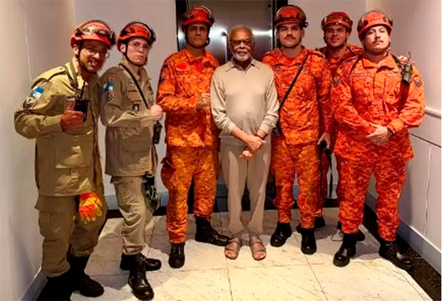 Gilberto Gil é resgatado por Bombeiros após susto em elevador
