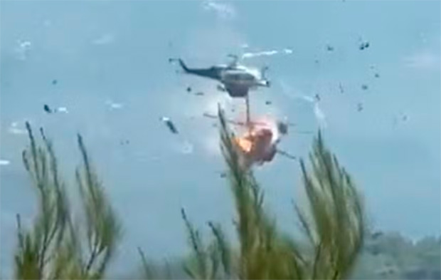 Helicópteros colidem no ar durante combate a incêndios florestais na Grécia e 2 morrem