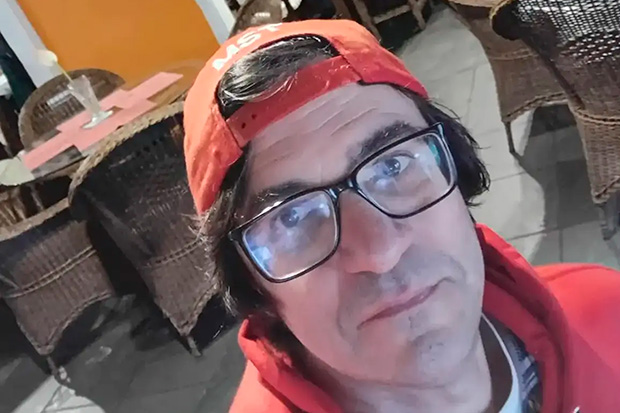 Homem é agredido na frente do filho e de outra criança por usar boné do MST em restaurante