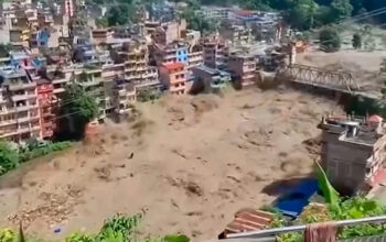 Inundação deixa ao menos 98 mortos e mais de 800 desaparecidos no Nepal e a China
