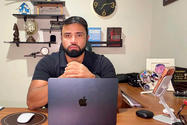 Jornalista alvo de investigação envolvendo Dino vai a julgamento por extorsão