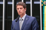 Justiça Eleitoral de SP manda Ricardo Salles retirar 24 horas “Fora Lula” de ônibus