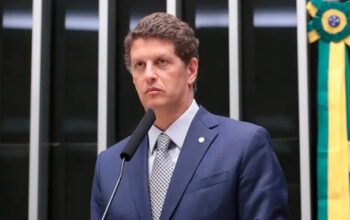 Justiça Eleitoral de SP manda Ricardo Salles retirar 24 horas “Fora Lula” de ônibus