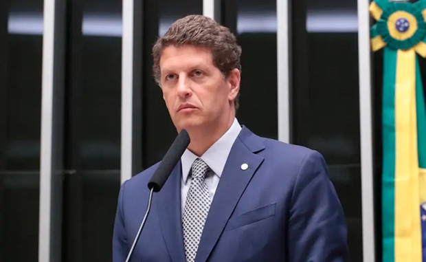 Justiça Eleitoral de SP manda Ricardo Salles retirar 24 horas “Fora Lula” de ônibus