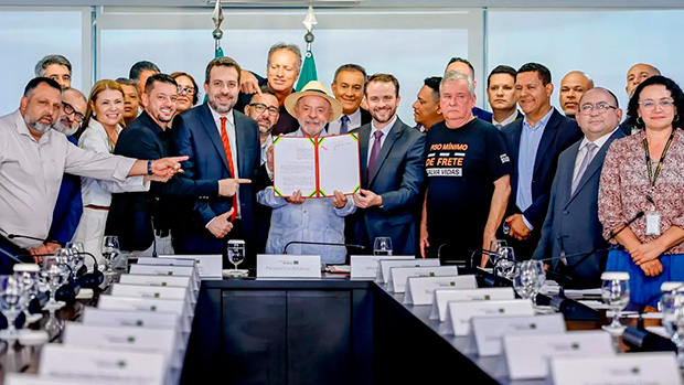 Lula sanciona piso do frete sem perdoar multas de bloqueios bolsonaristas