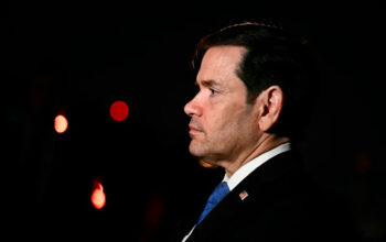 Marco Rubio fará de tudo para eleger Flávio Bolsonaro no Brasil, avalia Guga Chacra