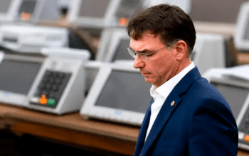 Marqueteiro esconde o nome ‘Bolsonaro’ nas peças de campanha de Flávio