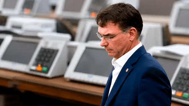 Marqueteiro esconde o nome ‘Bolsonaro’ nas peças de campanha de Flávio