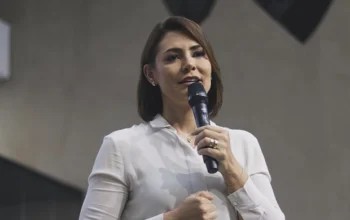 Michelle Bolsonaro resgata venda de laranjas e revive ironia do caso Queiroz