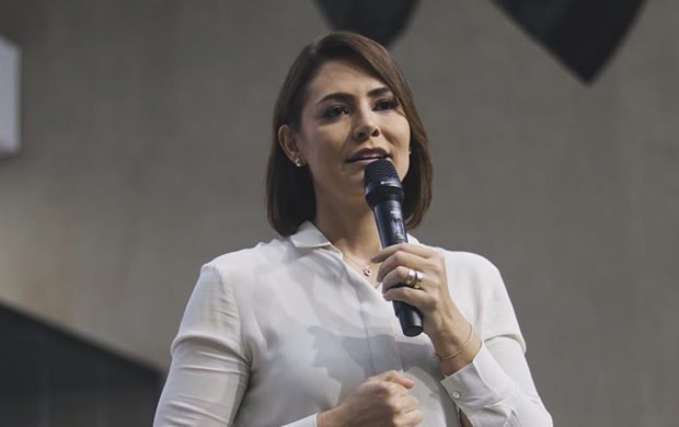 Michelle Bolsonaro resgata venda de laranjas e revive ironia do caso Queiroz