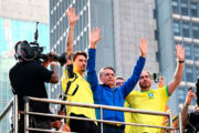 Moraes autoriza com restrições Carlos e Jair Renan a retomarem visitas a Bolsonaro