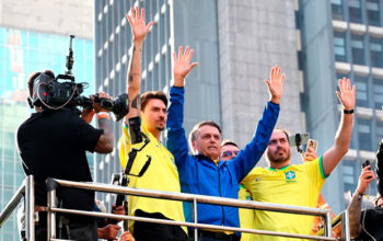Moraes autoriza com restrições Carlos e Jair Renan a retomarem visitas a Bolsonaro