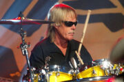 Morre baterista do ZZ Top, Frank Beard, aos 77 anos
