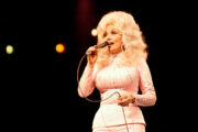 Dolly Parton, ícone da música country norte-americana, morreu aos 80 anos