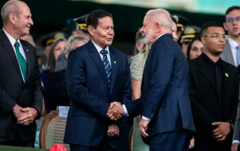 Mourão diz a Lula que poiará no Senado PL que regula a exploração de minerais críticos no país