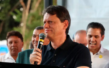 Movimento Brasil Laico pede inelegibilidade de Tarcísio após ato em igreja evangélica