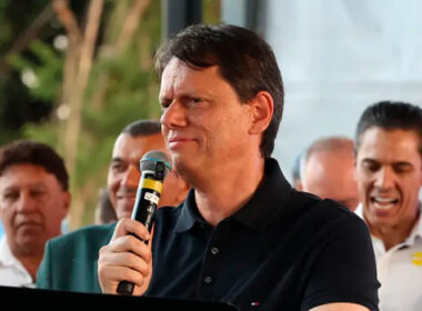 Movimento Brasil Laico pede inelegibilidade de Tarcísio após ato em igreja evangélica