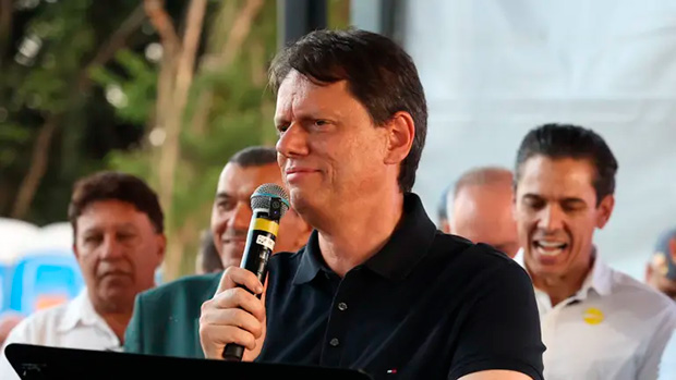 Movimento Brasil Laico pede inelegibilidade de Tarcísio após ato em igreja evangélica