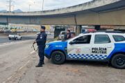 Mulher furta viatura da PM, ignora ordem de parada e acaba presa após colisão