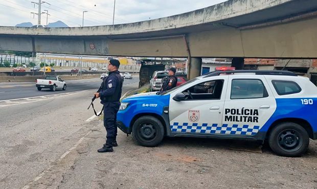 Mulher furta viatura da PM, ignora ordem de parada e acaba presa após colisão