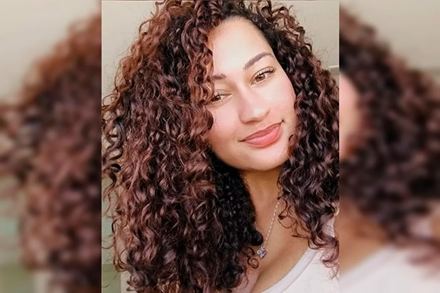 Mulher de 24 anos encontrada acorrentada, amordaçada e com uma máscara diz que ex jogou ácido na boca dela