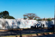 Muro da embaixada dos EUA é pichado em Brasília: “Lucram com a morte”
