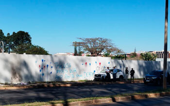 Muro da embaixada dos EUA é pichado em Brasília: “Lucram com a morte”