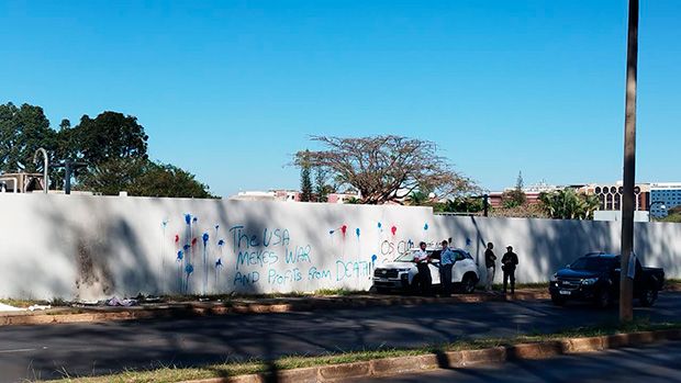 Muro da embaixada dos EUA é pichado em Brasília: “Lucram com a morte”