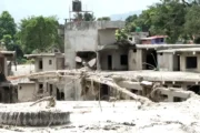 Nepal enterra centenas de vítimas não identificadas após enchentes