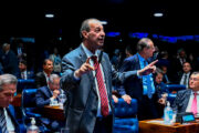 Omar Aziz mantém texto da Câmara e entrega PEC do fim da escala 6×1 à CCJ do Senado