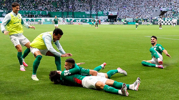 Palmeiras goleia Vasco e abre vantagem na liderança do Brasileirão