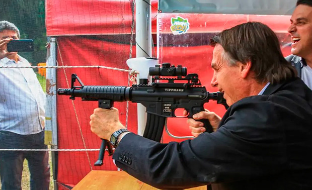 PF consulta Moraes sobre destino das armas de Bolsonaro após decisão judicial