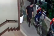 Polícia tenta prender entregadores que lincharam ciclista em Copacabana