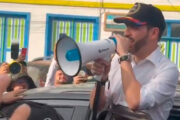 Presidente da Colômbia arma cena com claque para recebê-lo após terremoto