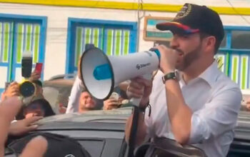 Presidente da Colômbia arma cena com claque para recebê-lo após terremoto