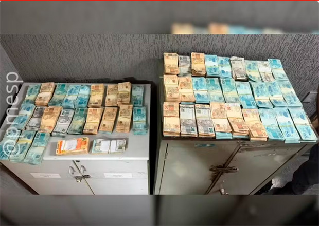 PM apreende quase R$ 500 mil dentro de caixa de chocolates durante uma blitz na Avenida Caetano Zamataro, em Guarulhos