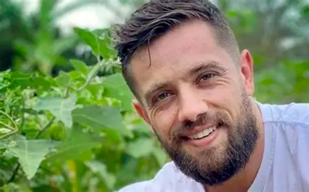 Rafael Cardoso revela dependência de álcool, cocaína e celular: 'Eu me olhava no espelho e enxergava um monstro'
